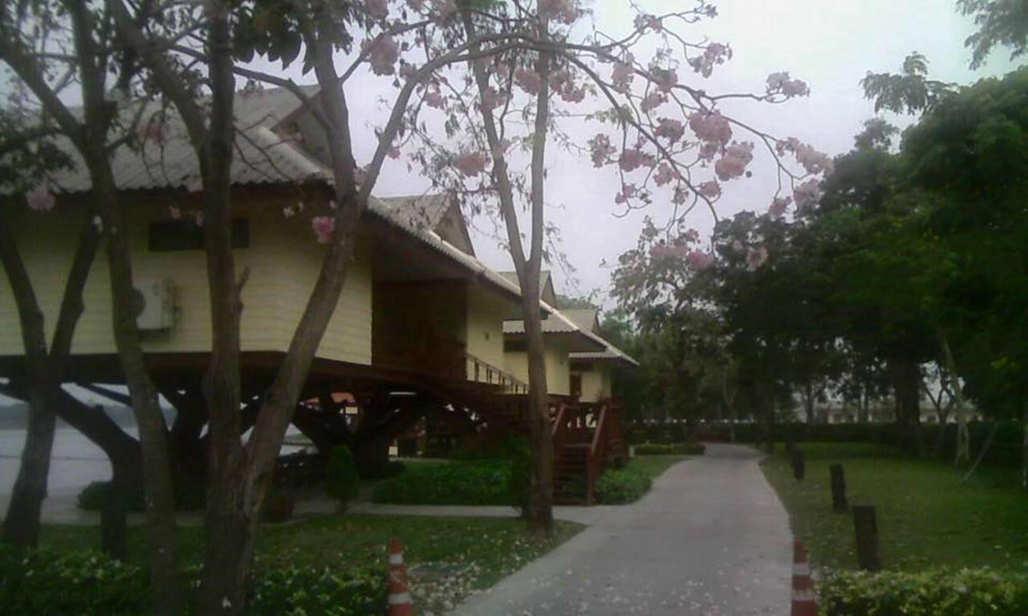 Bungchawak Resort Doem Bang Nang Buat Exterior photo